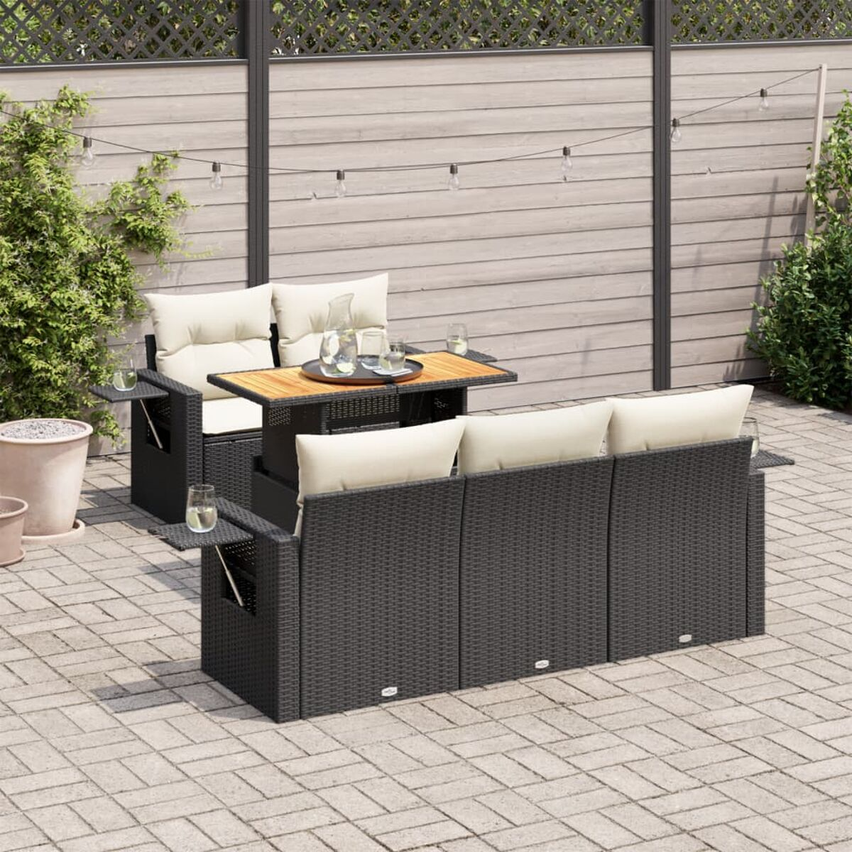 Set da esterno con tavolo, due sedie e divano a tre posti. Cuscini beige.