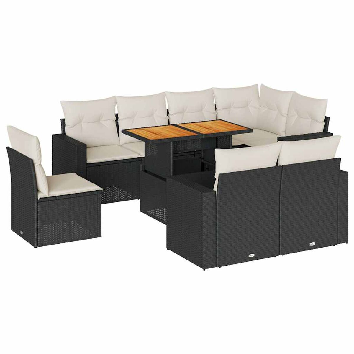 Un set da esterno in rattan con divano angolare, una sedia e un tavolo. Cuscini color crema e tavolo in legno.