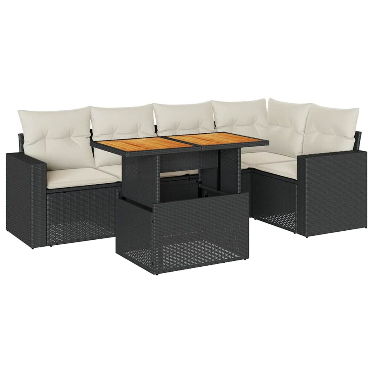 Divano componibile in vimini scuro con cuscini color crema e tavolo in legno. Sfondo bianco.
