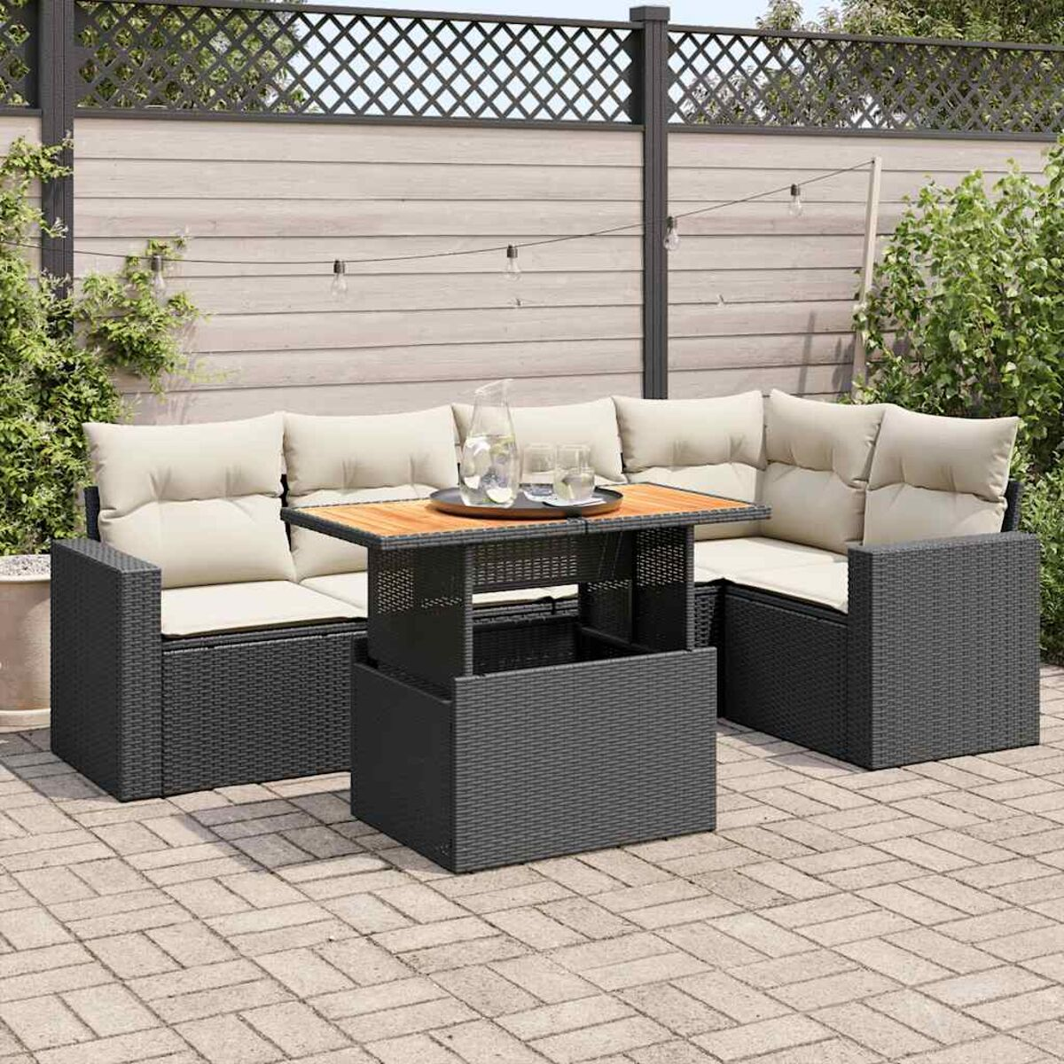 Un set da patio con tavolo, in un ambiente esterno con una recinzione.