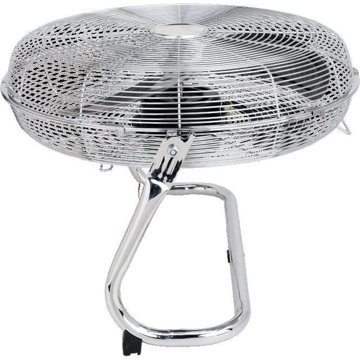 Ein glänzender Chromventilator mit Schutzgitter, auf einem gebogenen Ständer und weißem Hintergrund.