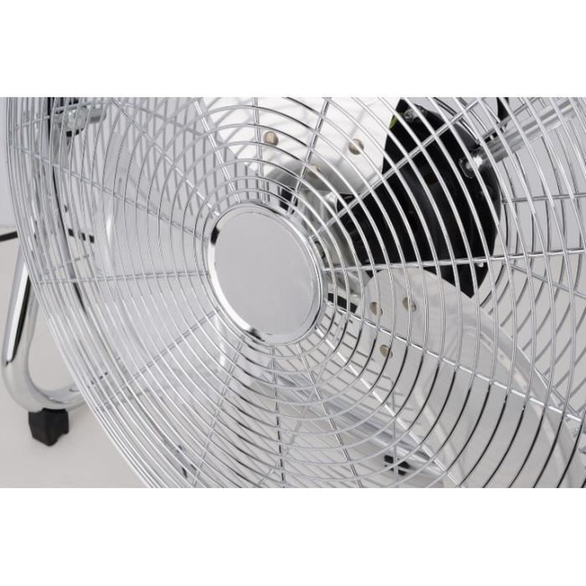 Nahaufnahme eines Chromventilators. Die Flügel sind hinter einem Schutzgitter sichtbar.