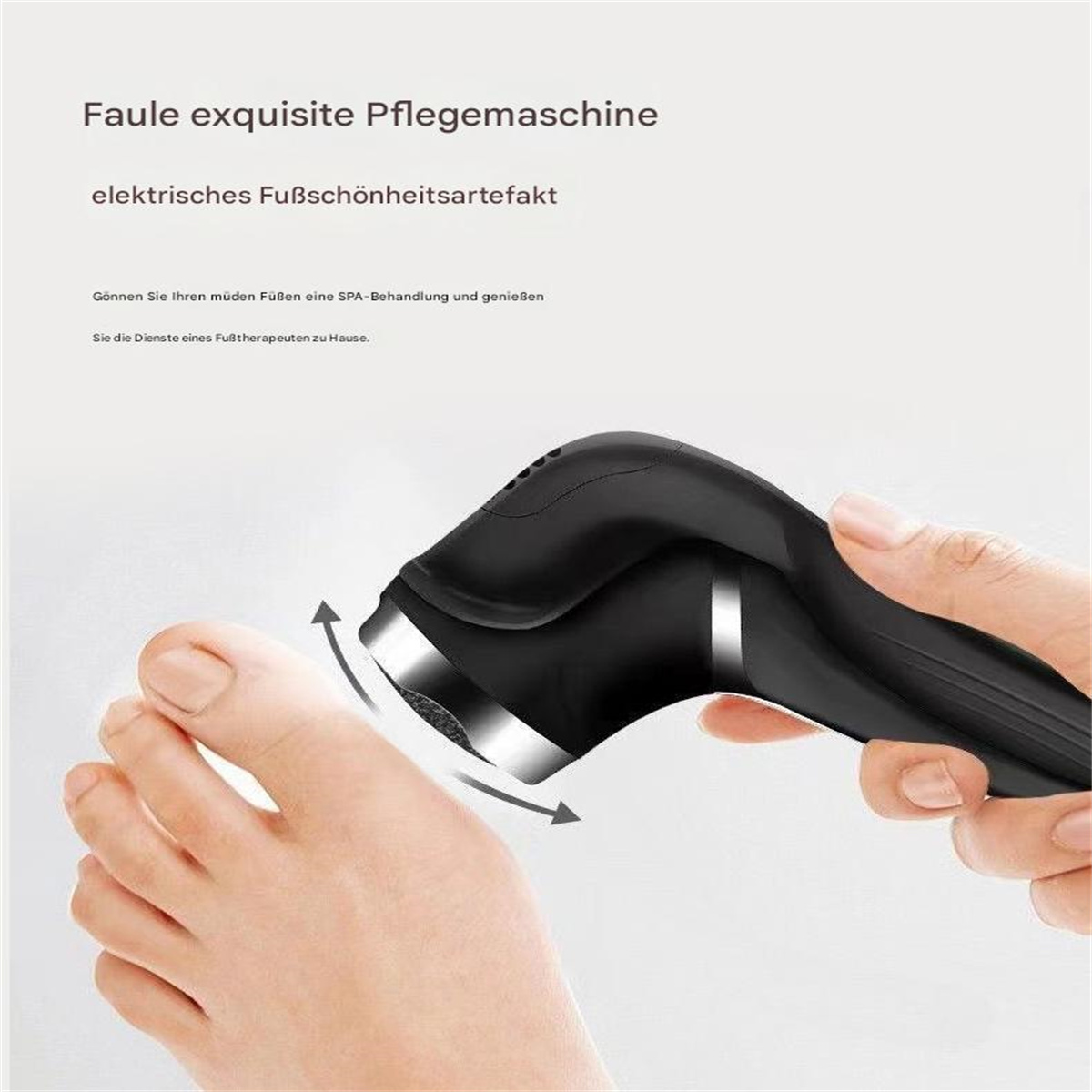 Ein schwarzes Fußpflegegerät wird an einem Fuß verwendet. Text auf Deutsch ist im Hintergrund sichtbar.