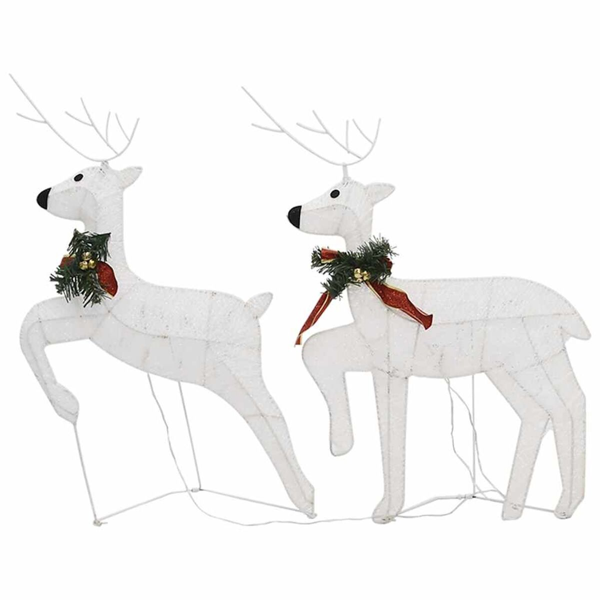 Zwei weiße Weihnachtsdekorationen in Form von Rentieren. Sie haben rote Schleifen und grüne Girlanden.