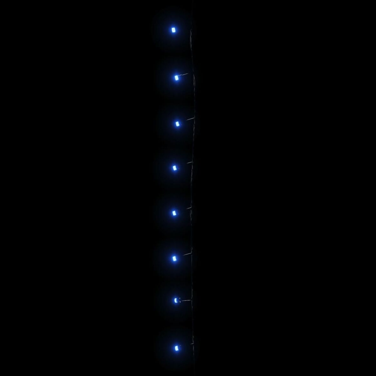 Eine Lichterkette mit blauen LEDs vor schwarzem Hintergrund, gleichmäßig verteilt, eingeschaltet.