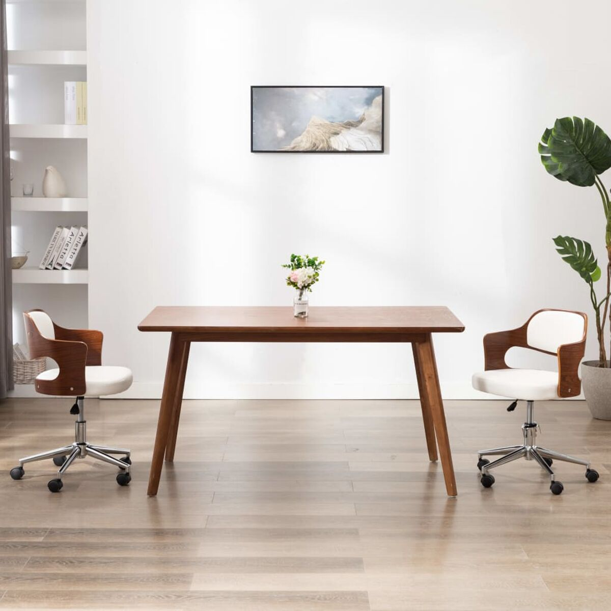 Ein Esszimmer-Set mit einem Holztisch und zwei Stühlen. Ein Gemälde und eine Pflanze an der Wand.