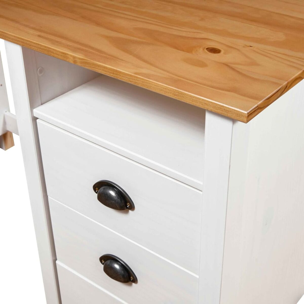 Nahaufnahme eines weißen Schranks mit drei Schubladen und einer Holz-Arbeitsplatte. Schwarze Schubladengriffe.