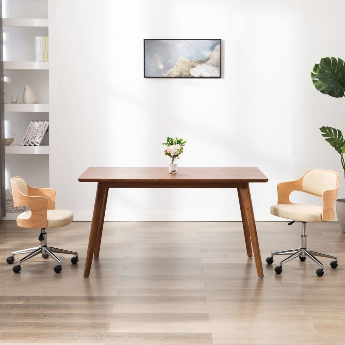 Holztisch mit zwei Stühlen. Die Stühle haben geschwungene Holzrücken und beige Sitze.