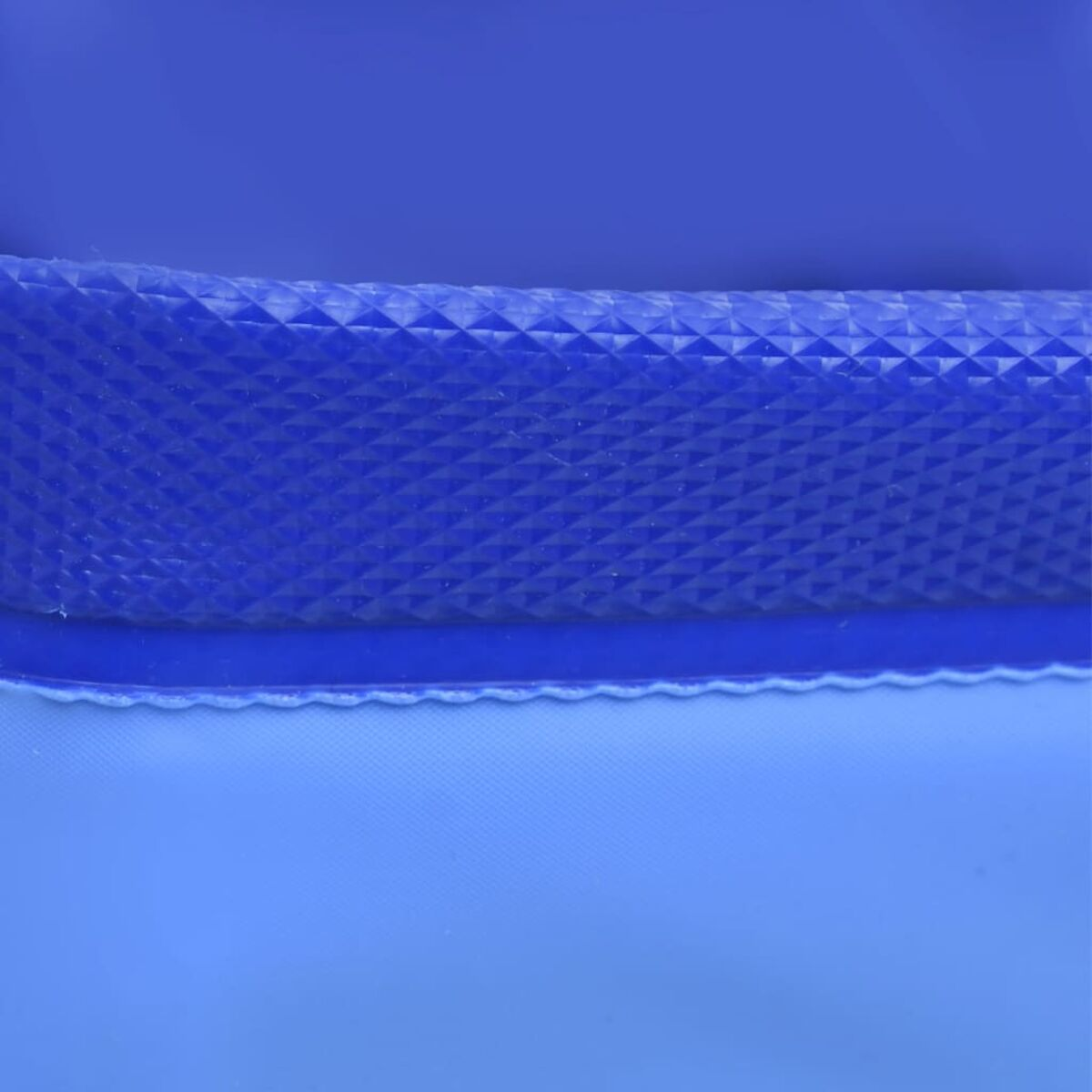 Nahaufnahme von blauem Kunststoff mit strukturierter Oberfläche.