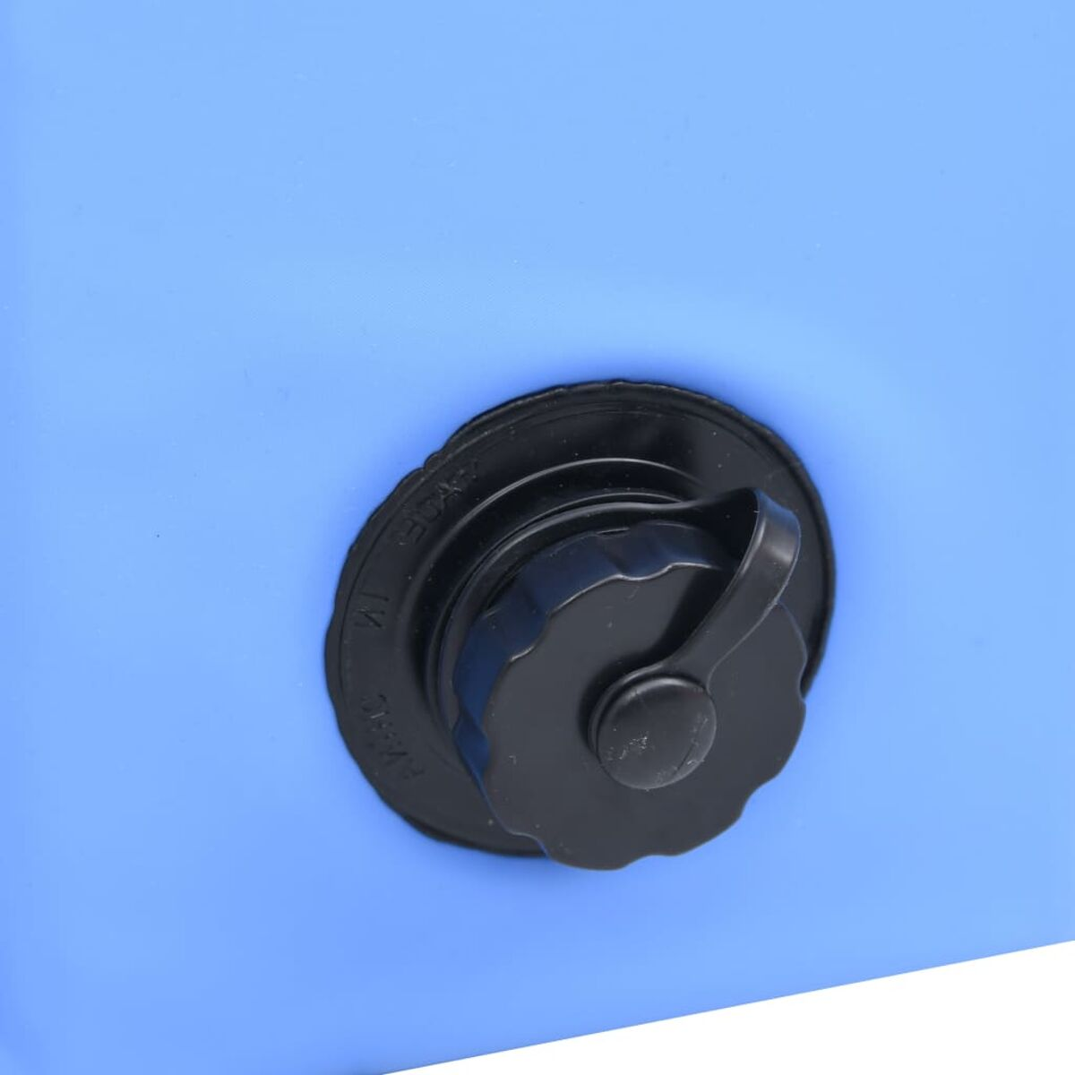 Blaues Kunststoffventil auf blauem Hintergrund. Schwarzer Drehgriff. Gummidichtung.