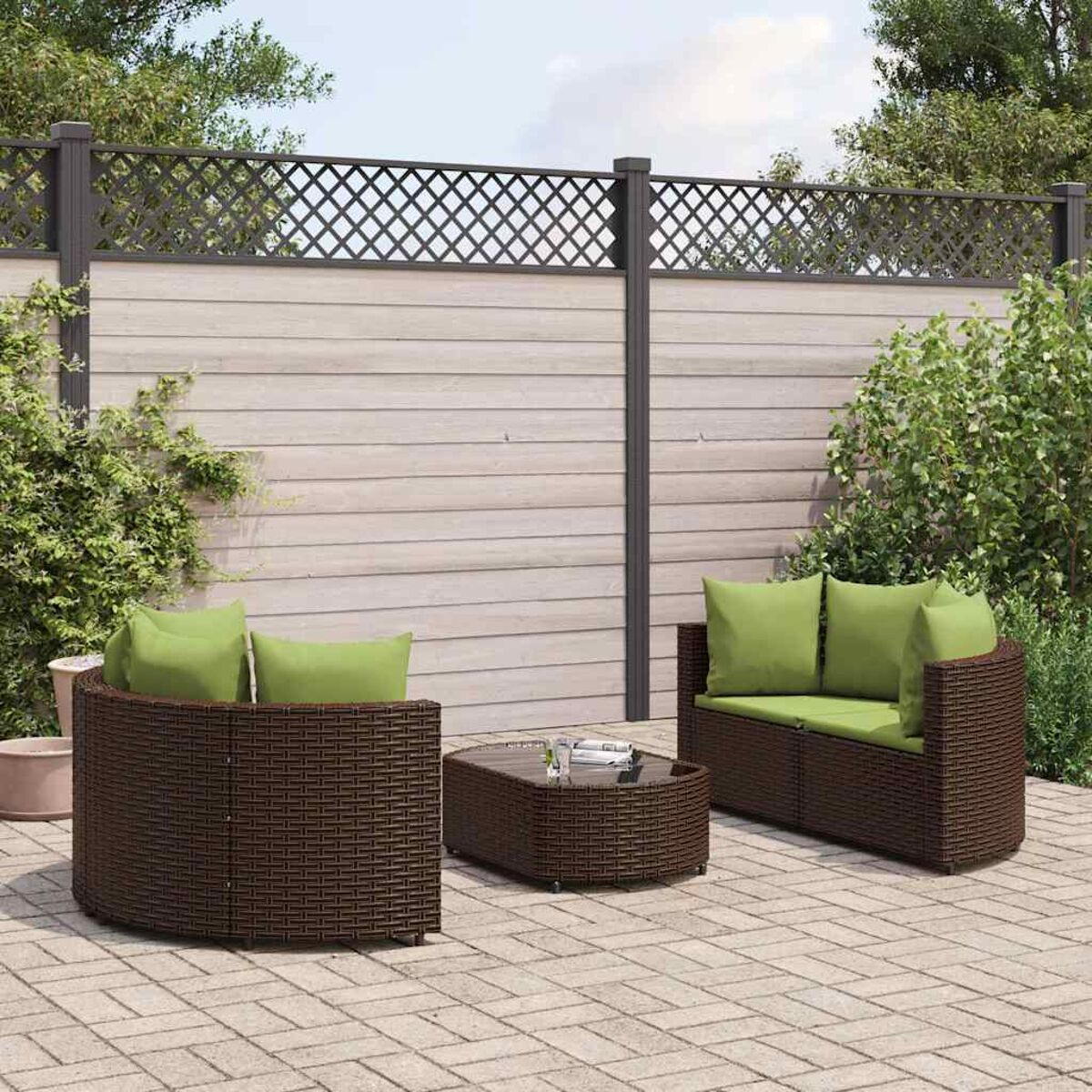 Set di mobili da patio in vimini con cuscini verdi, colore marrone.