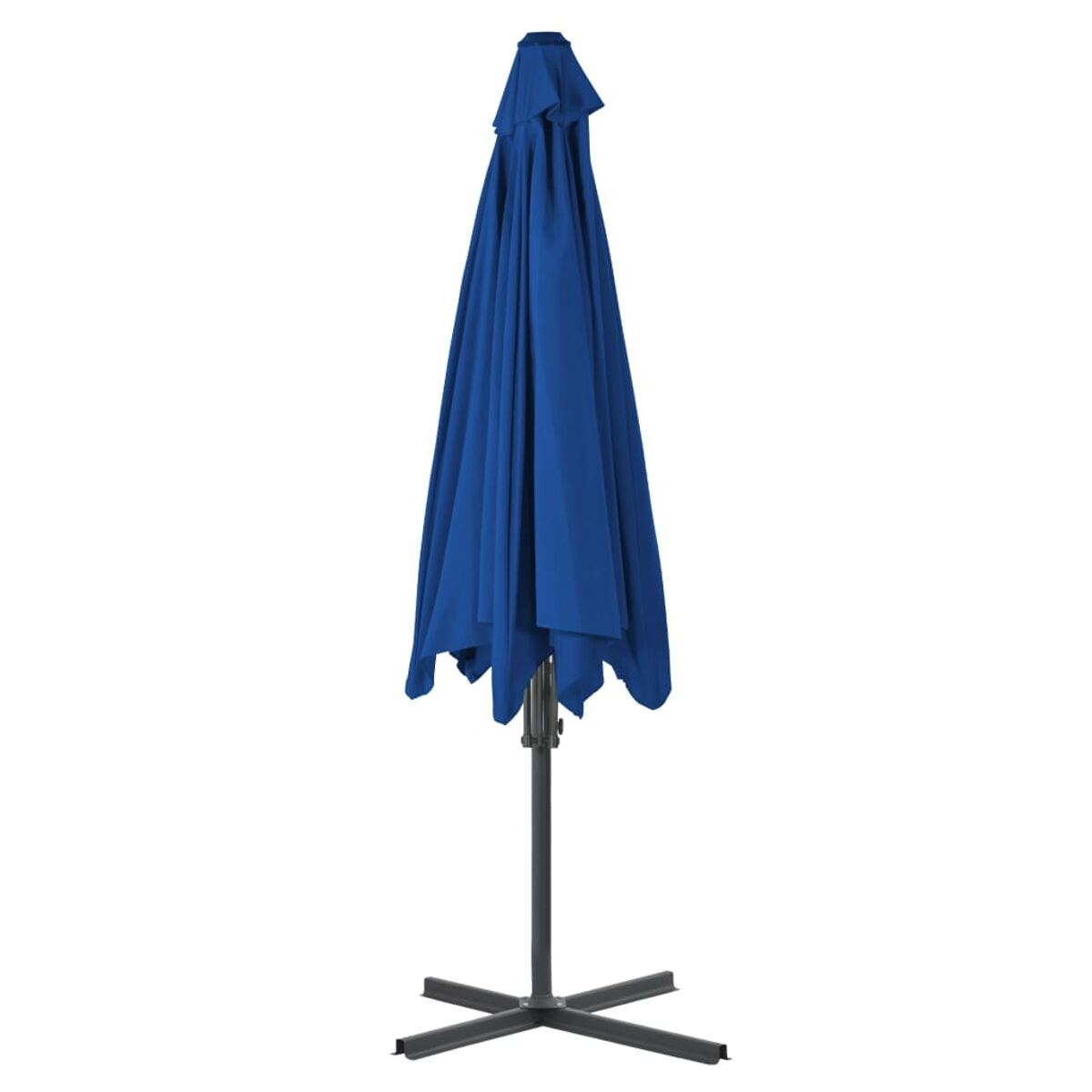 Blauer Sonnenschirm für draußen, geschlossen, mit schwarzem Mast, auf weißem Hintergrund. Der Schirm ist aufrecht.