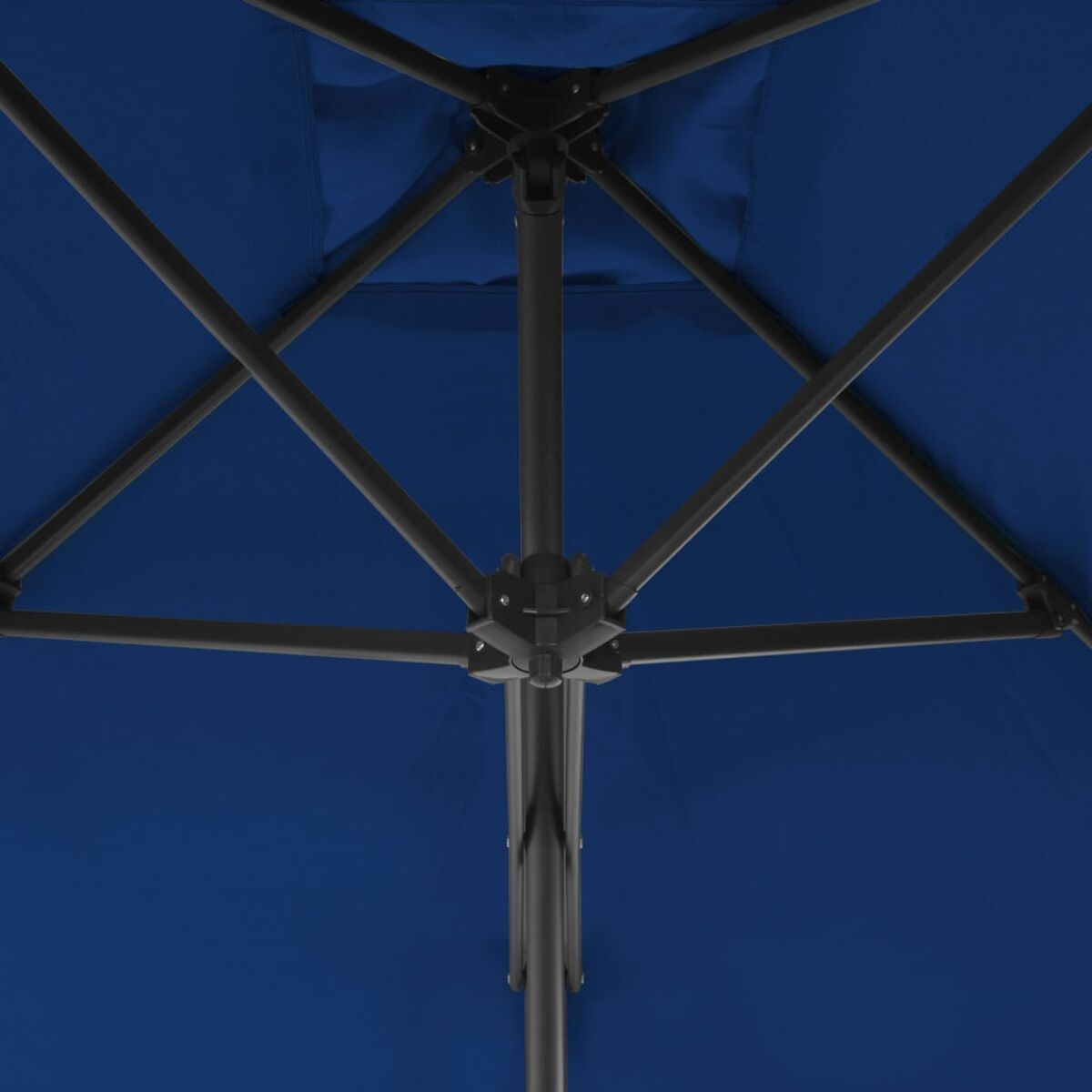Blauer Sonnenschirm-Baldachin von unten gesehen. Schwarzes Metallgestell. Himmelshintergrund.