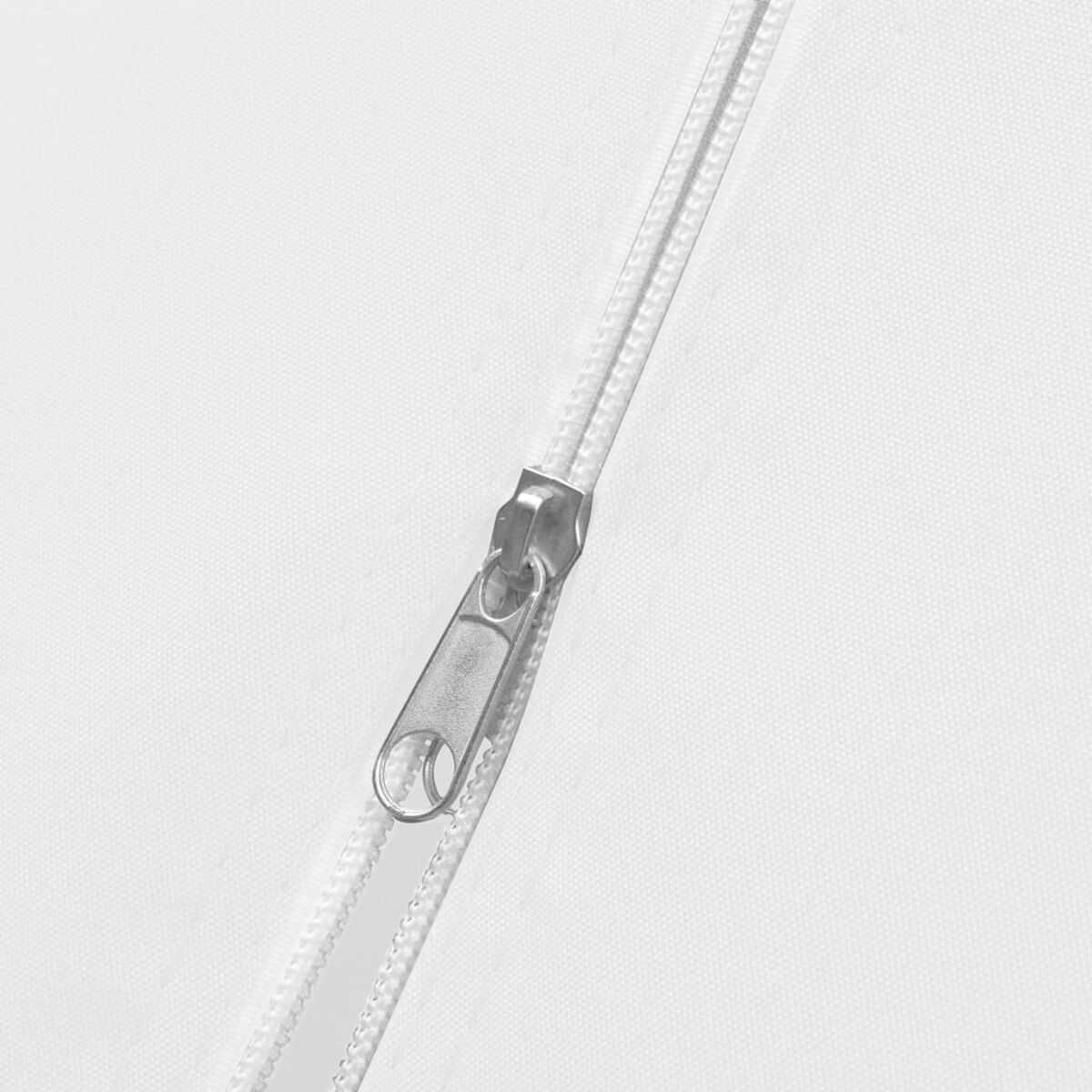 Nahaufnahme eines Reißverschlusses auf weißem Stoff mit silbernem Metallschieber.