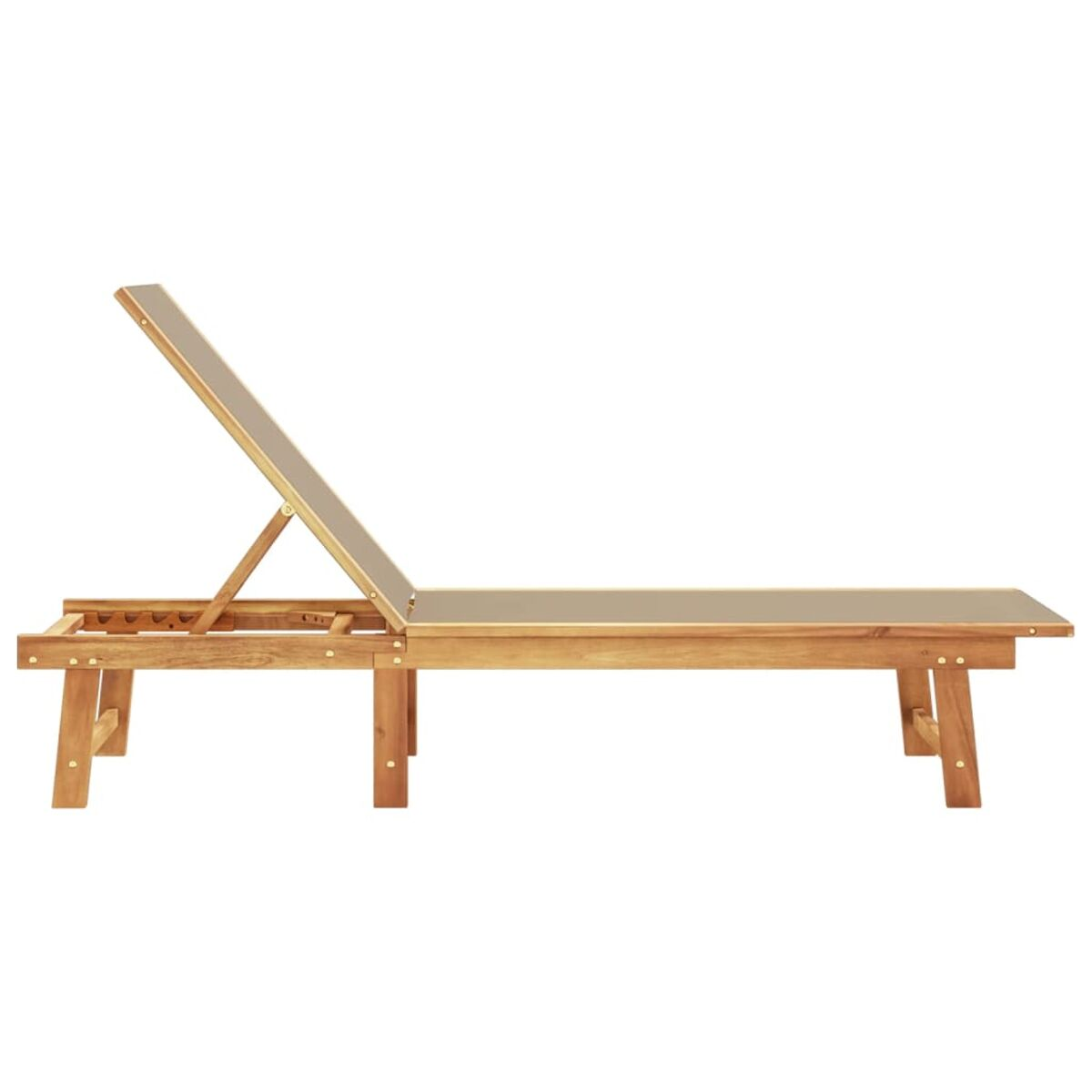 Viene mostrata una sedia a sdraio in legno con un cuscino beige. La sedia è in un ambiente esterno.