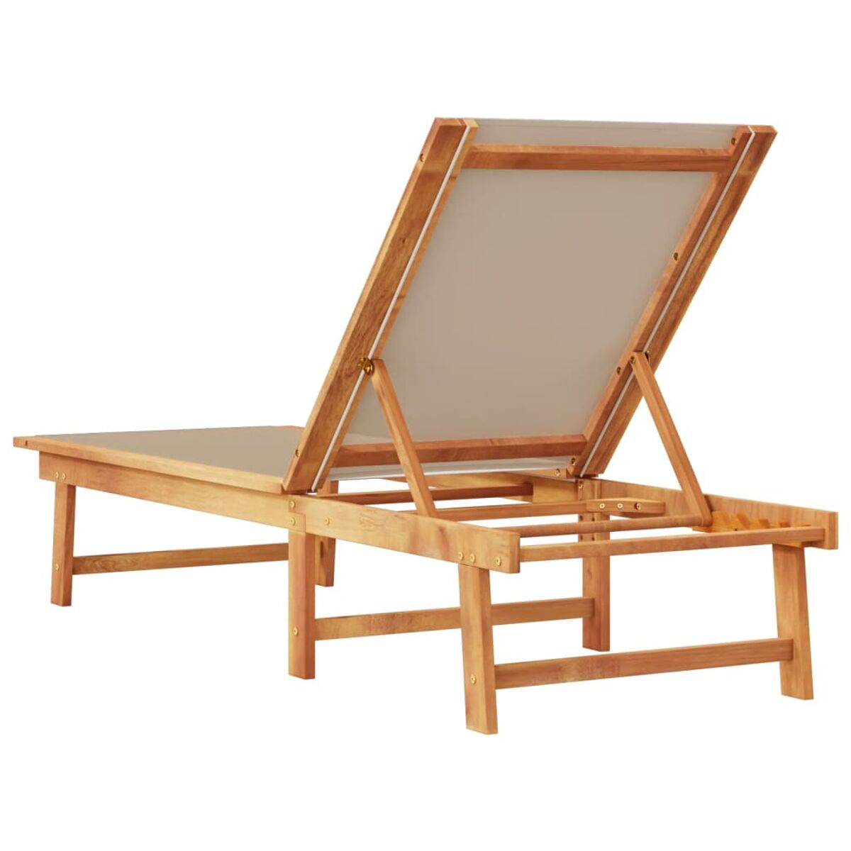 Un lettino prendisole in legno con tessuto grigio chiaro. Lo schienale è sollevato.