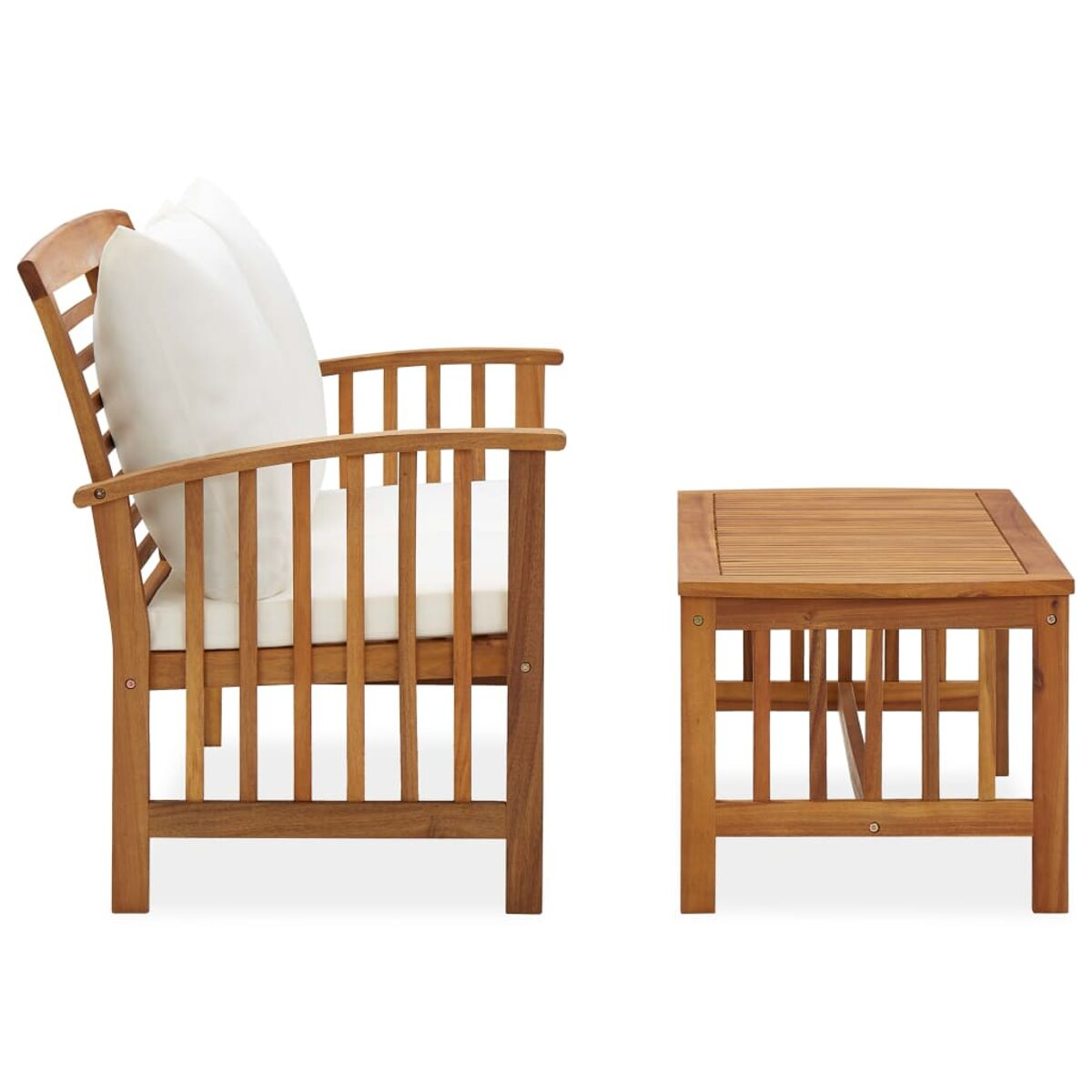 Holz-Gartenstuhl und kleiner Tisch mit weißem Kissen.
