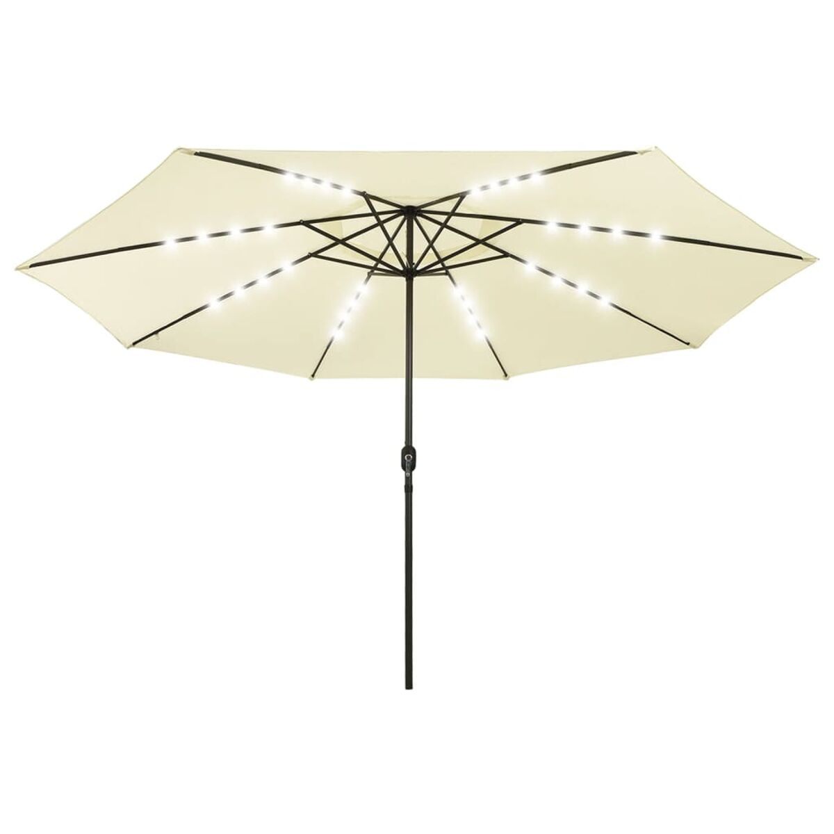 Beiger Sonnenschirm mit Lichtern. Schwarzer Rahmen und Stange. Lichter sind klein und weiß, an den Rippen angeordnet.