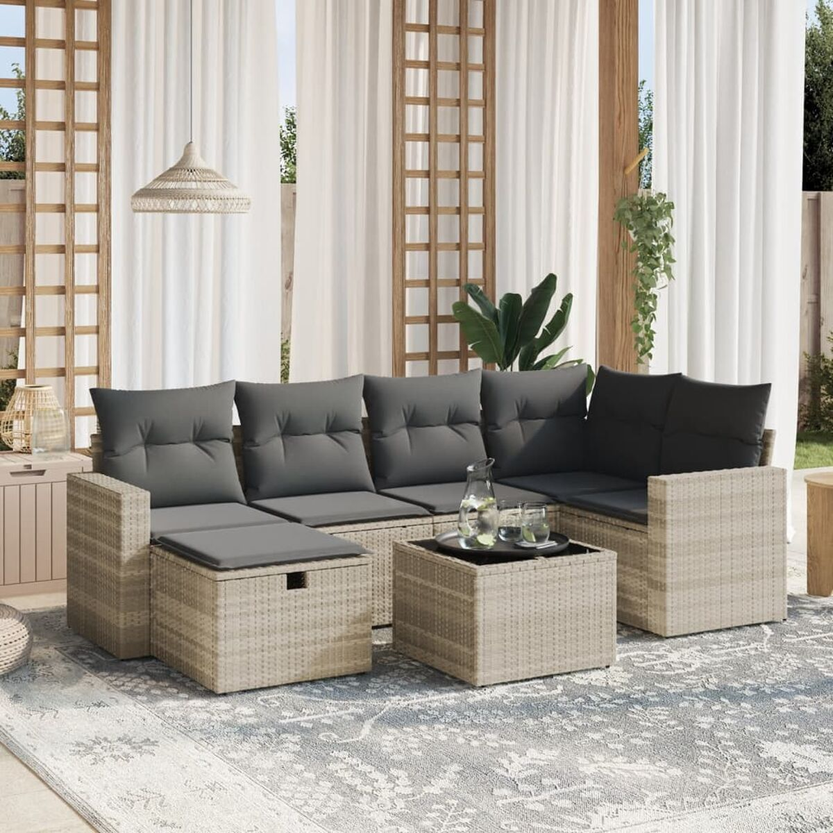 Outdoor-Geflecht-Ecksofa mit grauen Kissen und passendem Couchtisch.