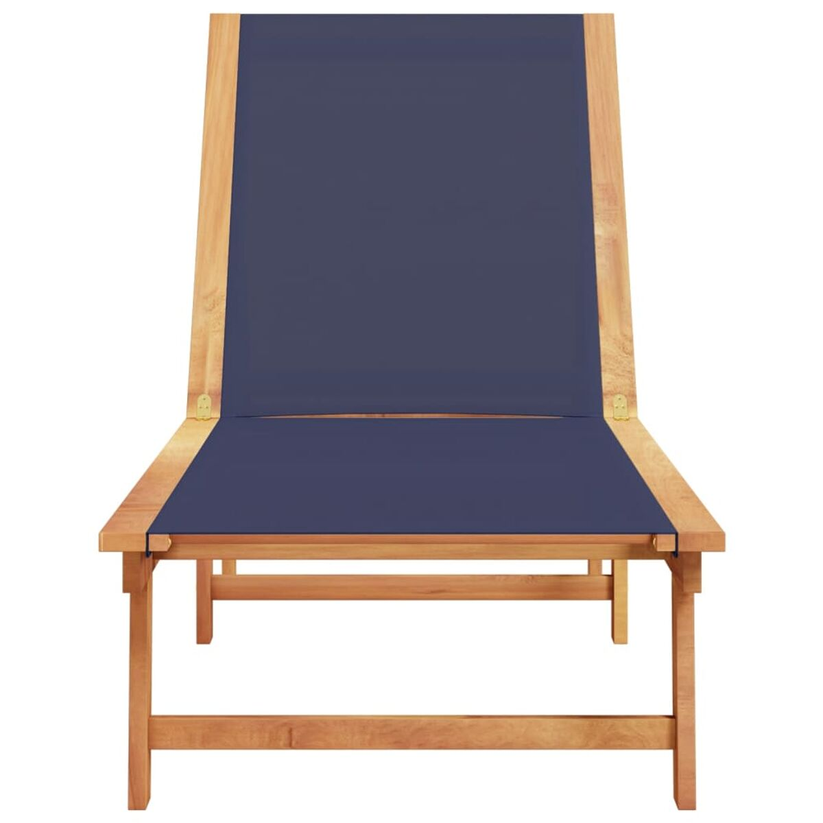 Una chaise longue con telaio in legno e tessuto blu, vista frontalmente, su sfondo bianco.