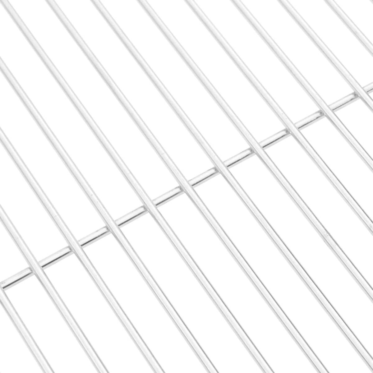 Nahaufnahme eines Metallgrills mit parallelen Silberstangen vor weißem Hintergrund. Diagonale Linien.