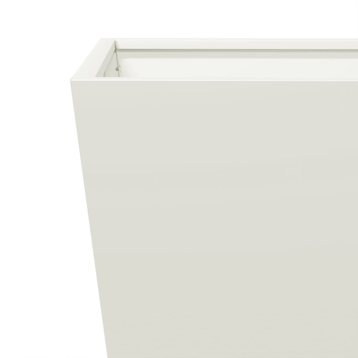 Weißer quadratischer Pflanzkübel. Der Pflanzkübel ist ein fester weißer Block mit leicht abgewinkelter Kante.