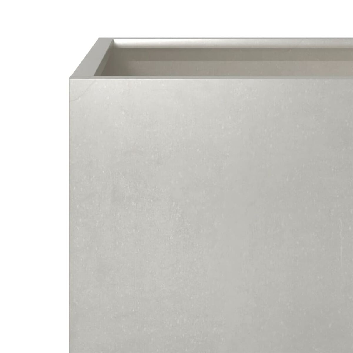 Primo piano dell'angolo di una fioriera rettangolare grigio chiaro.