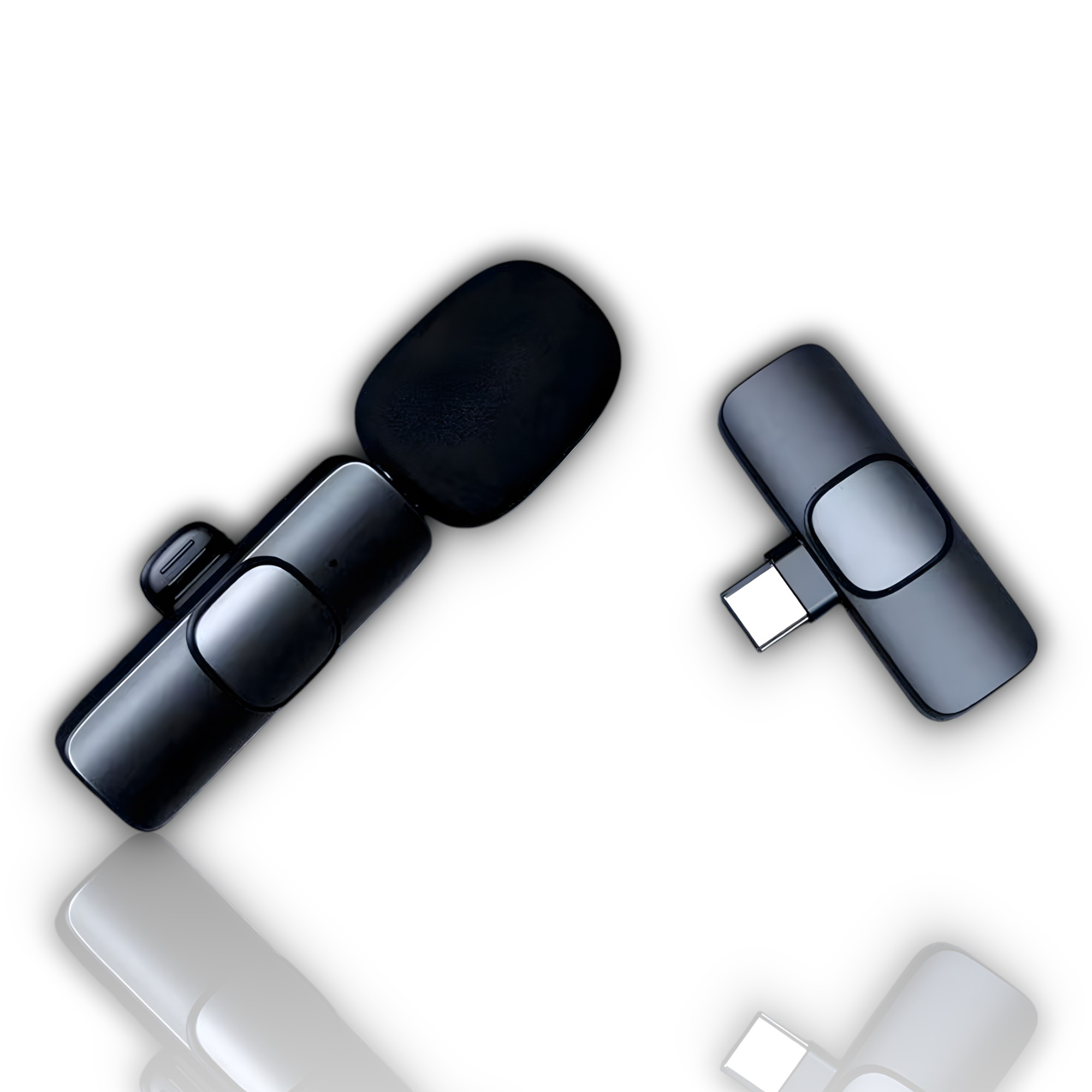 Dos micrófonos inalámbricos negros junto a un receptor USB-C, reflejados sobre una superficie blanca.