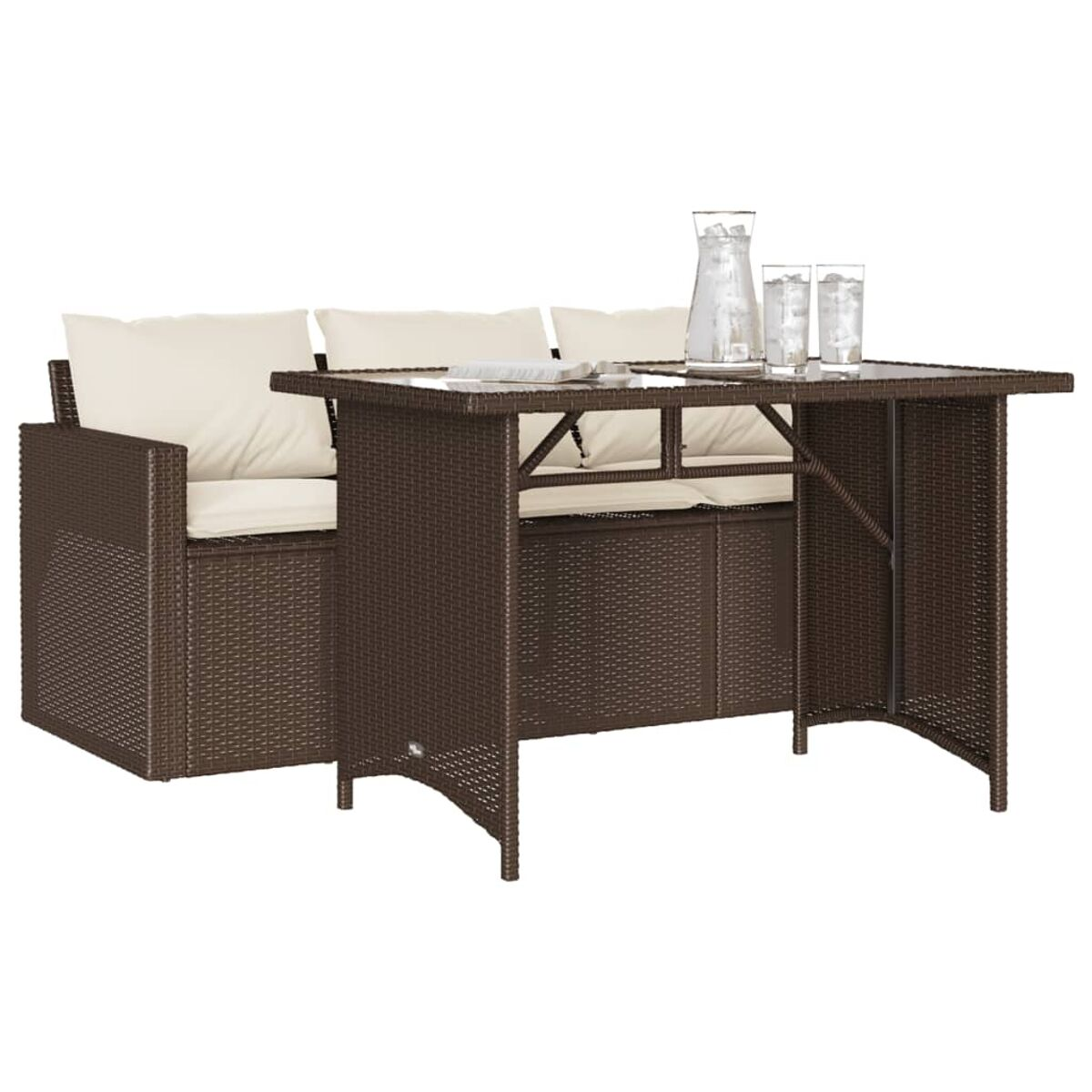 Ein braunes Ess-Set aus Korbgeflecht für den Außenbereich mit Tisch, Stühlen und Kissen.
