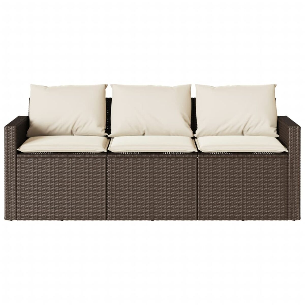 Braunes Korbs Sofa mit cremefarbenen Kissen, weißer Hintergrund.
