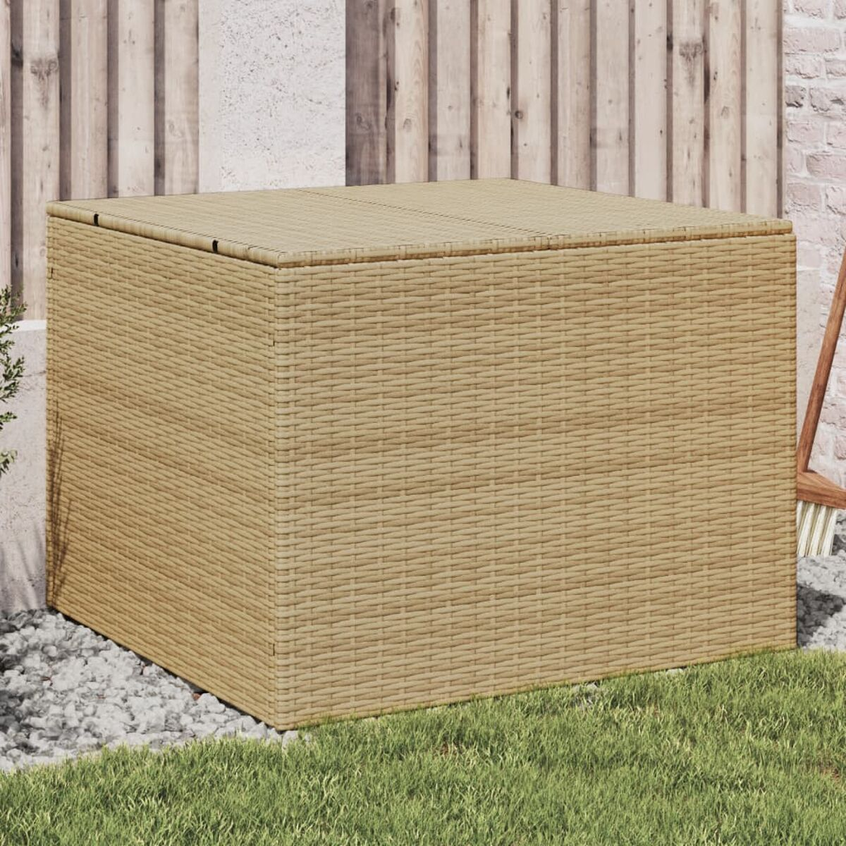 Beige Korbaufbewahrungsbox auf Steinoberfläche.