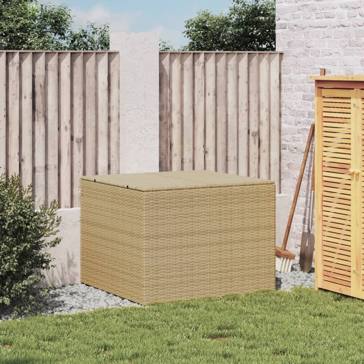 Beige Aufbewahrungsbox aus Korbgeflecht in einem Garten. Ein Holzzaun und Schuppen sind im Hintergrund.
