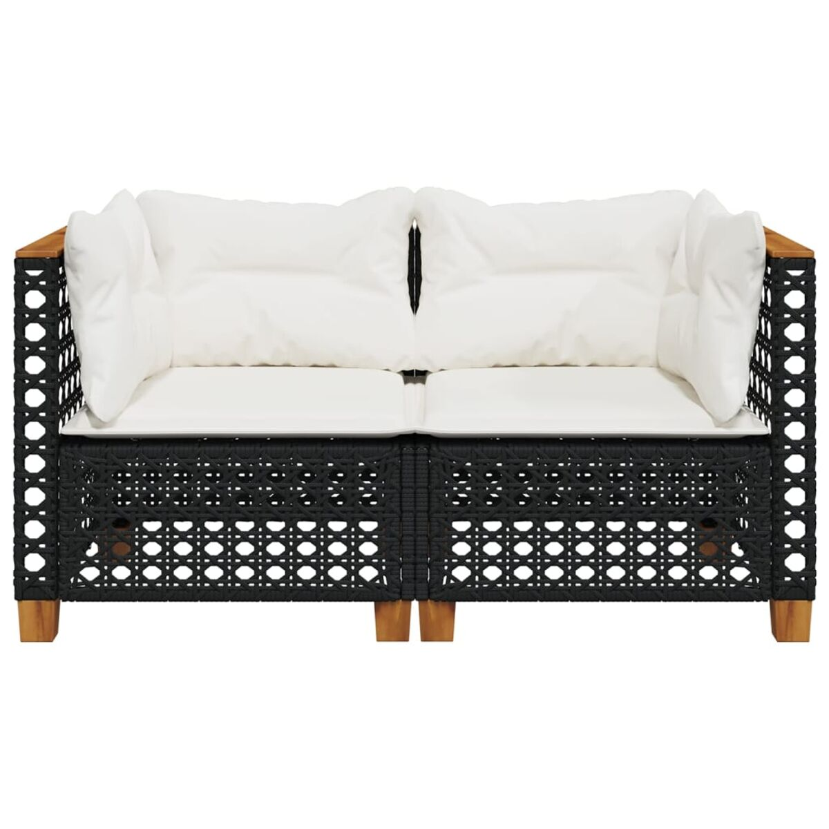 Zweisitzer-Sofa, schwarzes Korbgeflecht, weiße Kissen. Holzarmlehnen, neutraler Hintergrund.