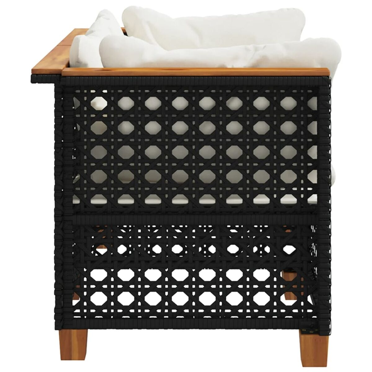 Nahaufnahme eines schwarzen, gewebten Rattan-Stuhls mit weißen Kissen.