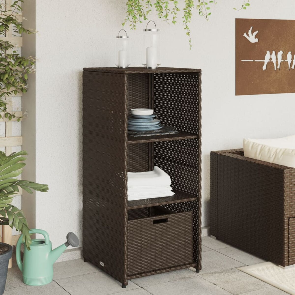 Dunkelbrauner Web-Stauschrank mit Regalen und einer Schublade, mit Dekoration oben drauf.