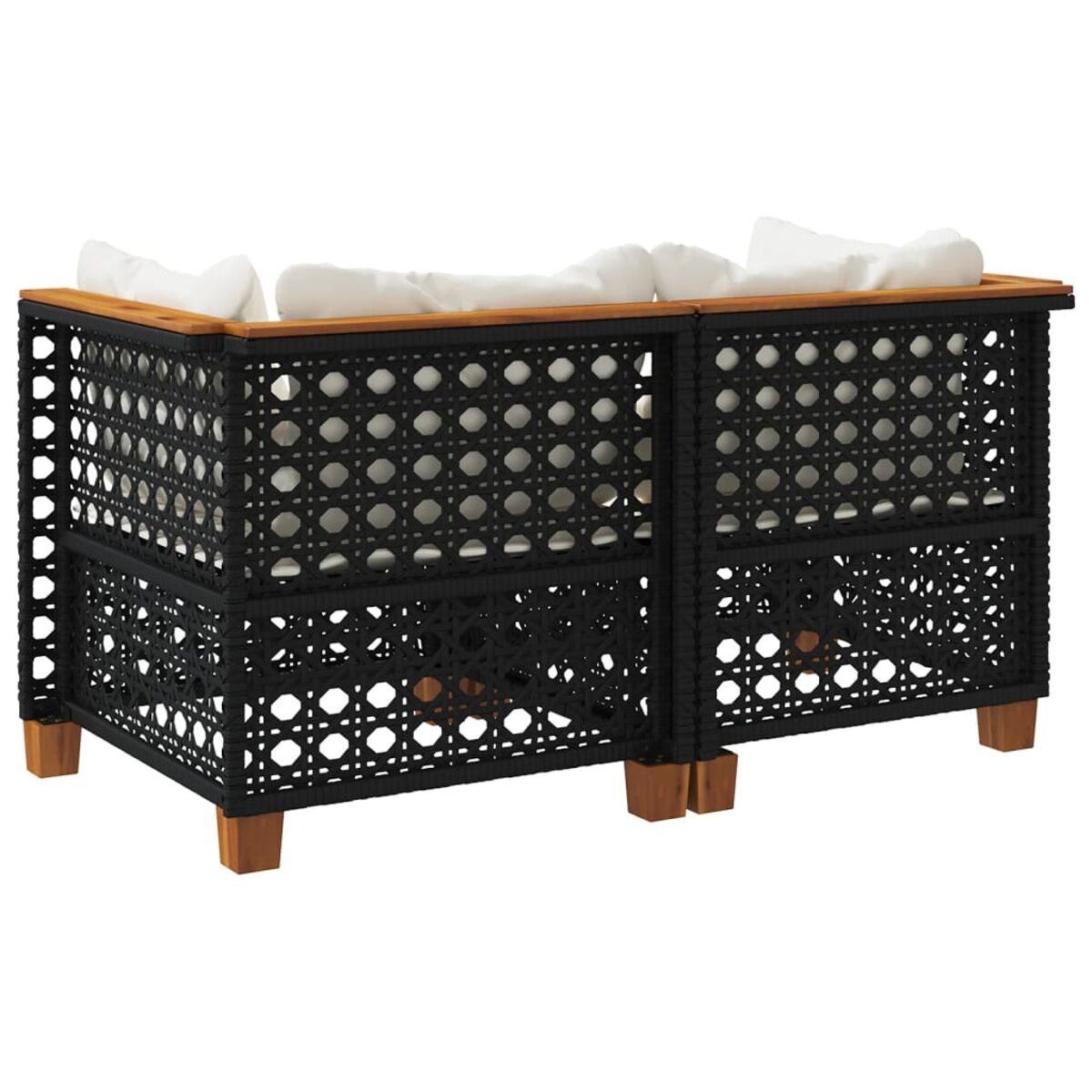 Schwarzes Outdoor-Sofa aus Korbgeflecht mit weißen Kissen, auf Weiß isoliert.