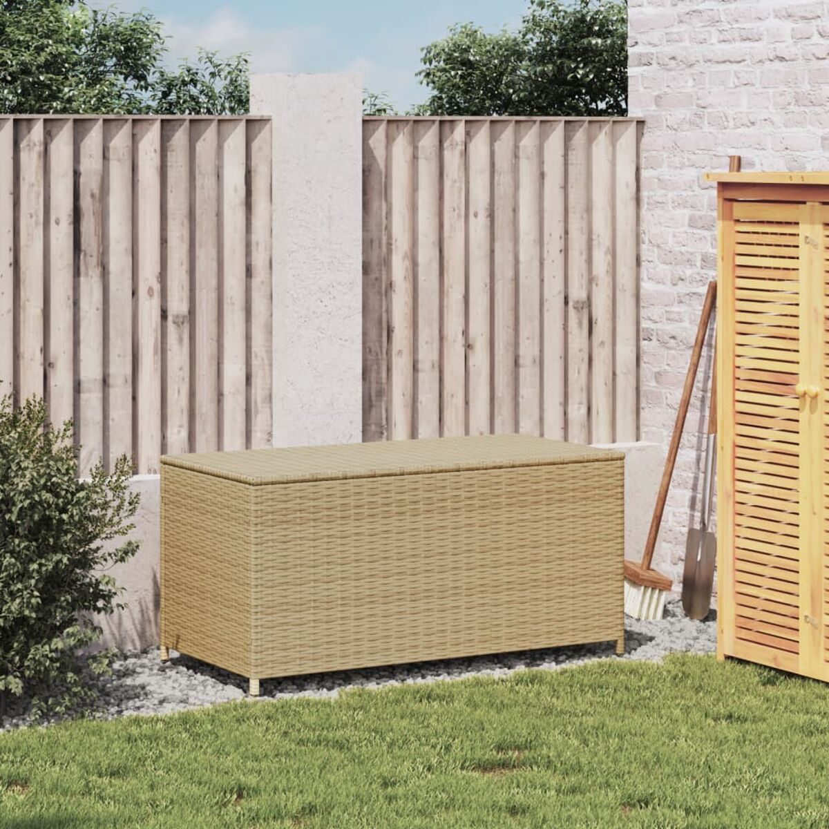 Eine Aufbewahrungsbox aus Weide in einem Garten, mit Zaun und Schuppen im Hintergrund.