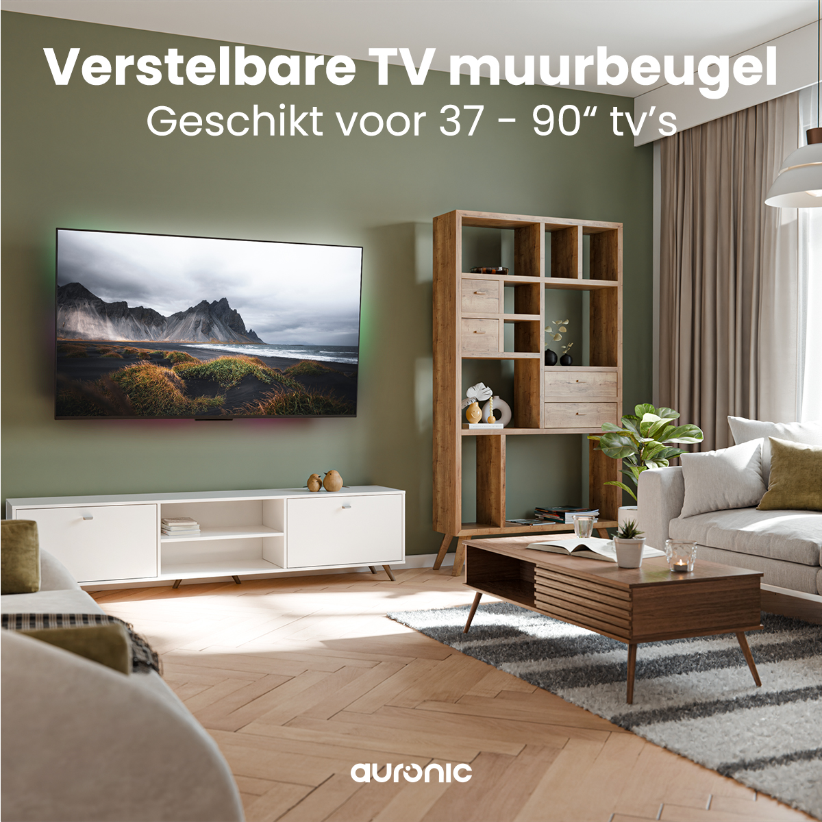 Salon avec TV, étagère en bois et meuble blanc.
