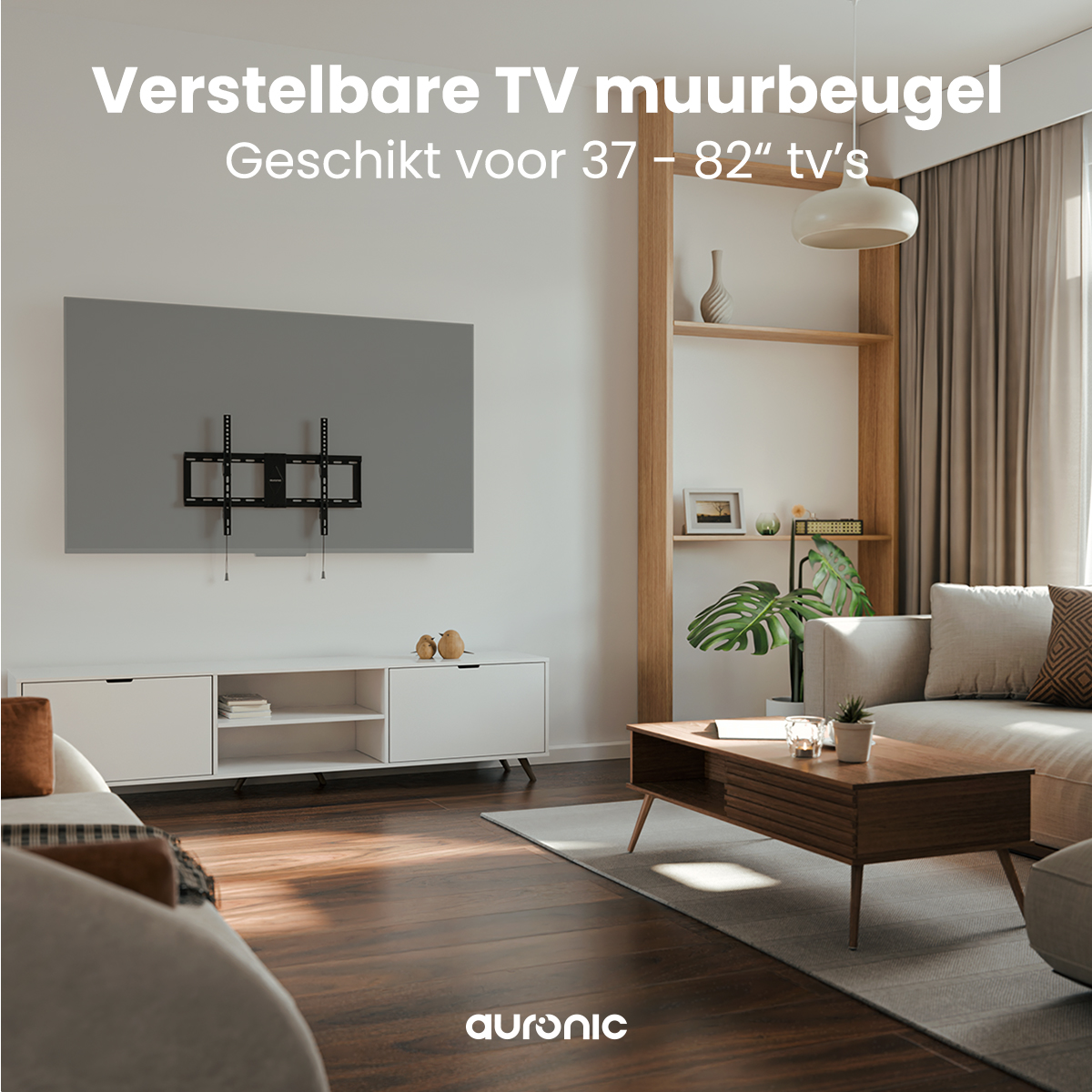 Woonkamer met tv aan de muur, een bank, een salontafel en een houten plank.