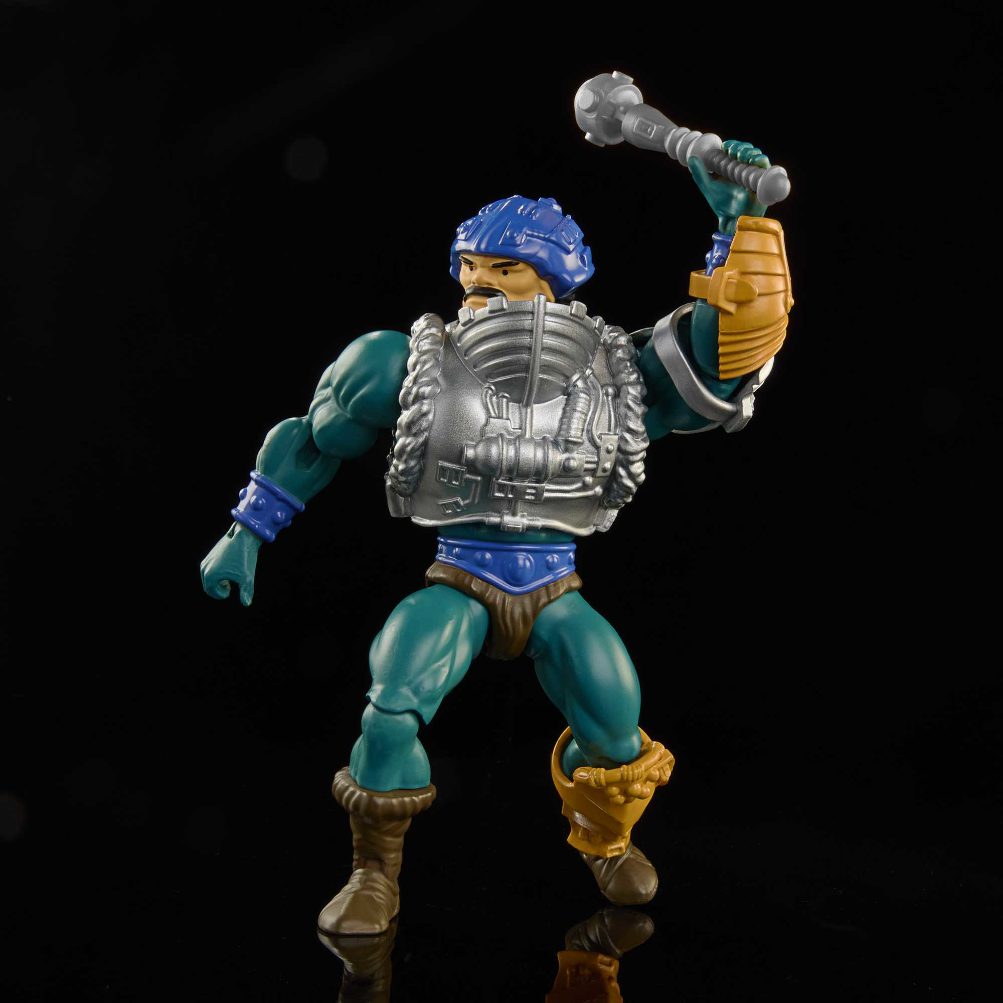 Figura de acción de un guerrero musculoso con casco azul, sosteniendo un arma.