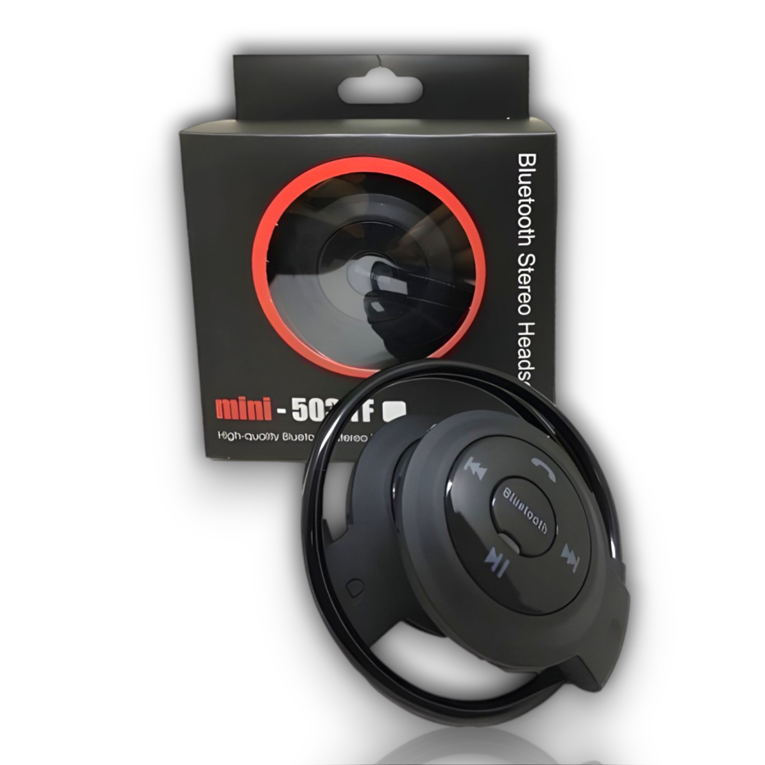 Auriculares estéreo Bluetooth inalámbricos negros con una caja negra detrás sobre una superficie blanca.