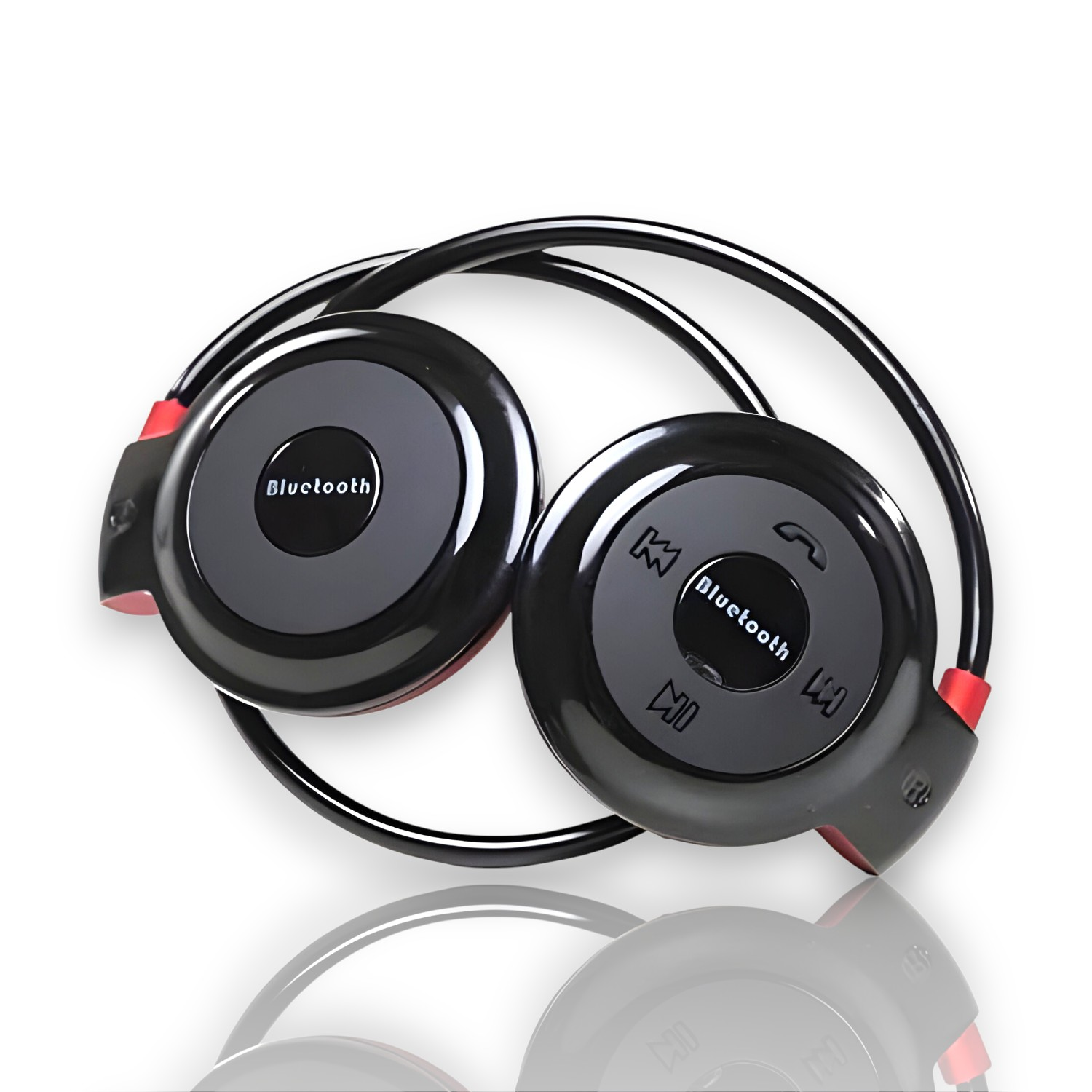 Auriculares Bluetooth negros, plegados. Auriculares negros con botones y detalles rojos. Fondo blanco.