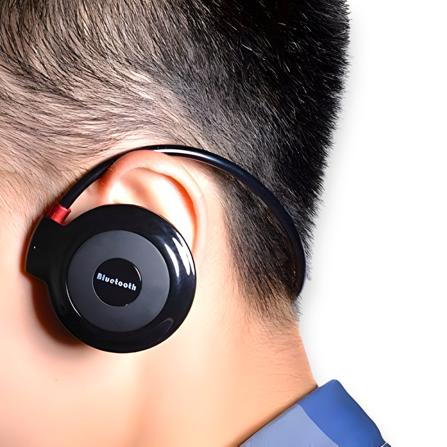 Un hombre con auriculares Bluetooth negros, fondo blanco.