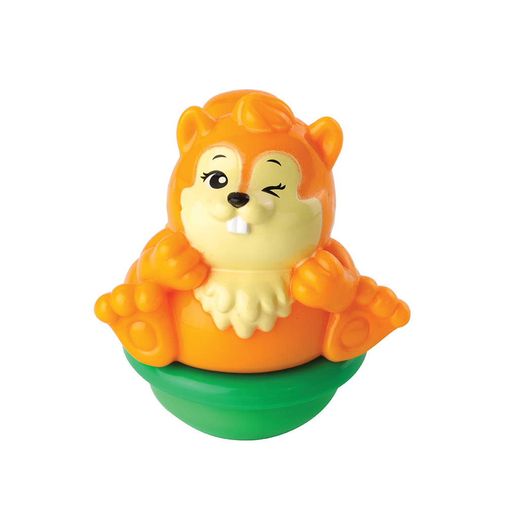 Orangenes Eichhörnchenspielzeug auf grünem Sockel. Das Eichhörnchen zwinkert und lächelt.