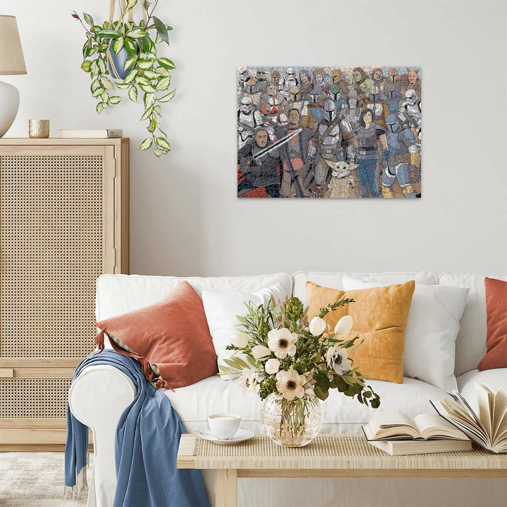 Puzzle z postaciami z Gwiezdnych Wojen wisi na ścianie nad białą sofą z poduszkami i kwiatami.