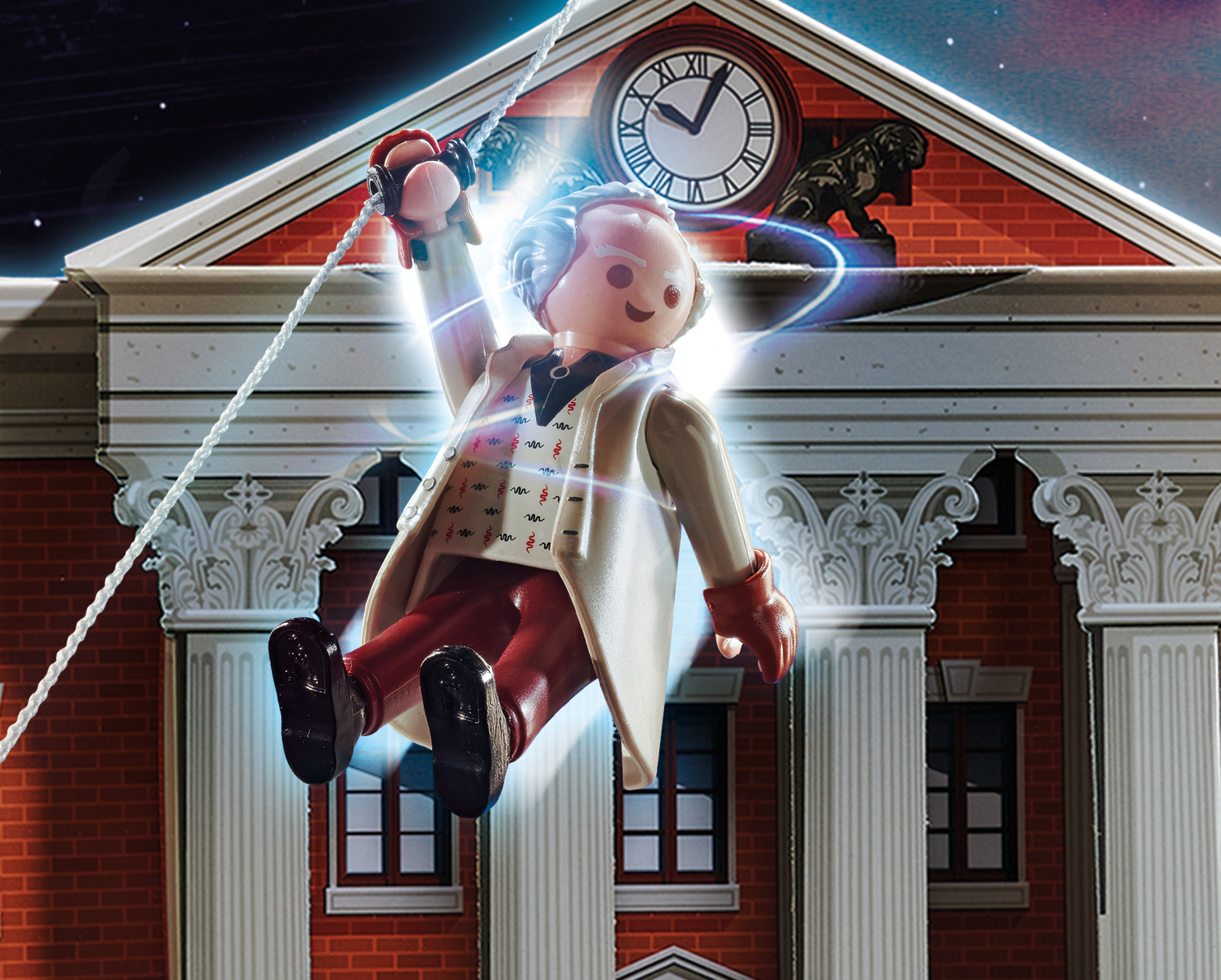 Eine Playmobil-Figur von Doc Brown fliegt in einer Zurück in die Zukunft-Szene auf den Glockenturm zu.
