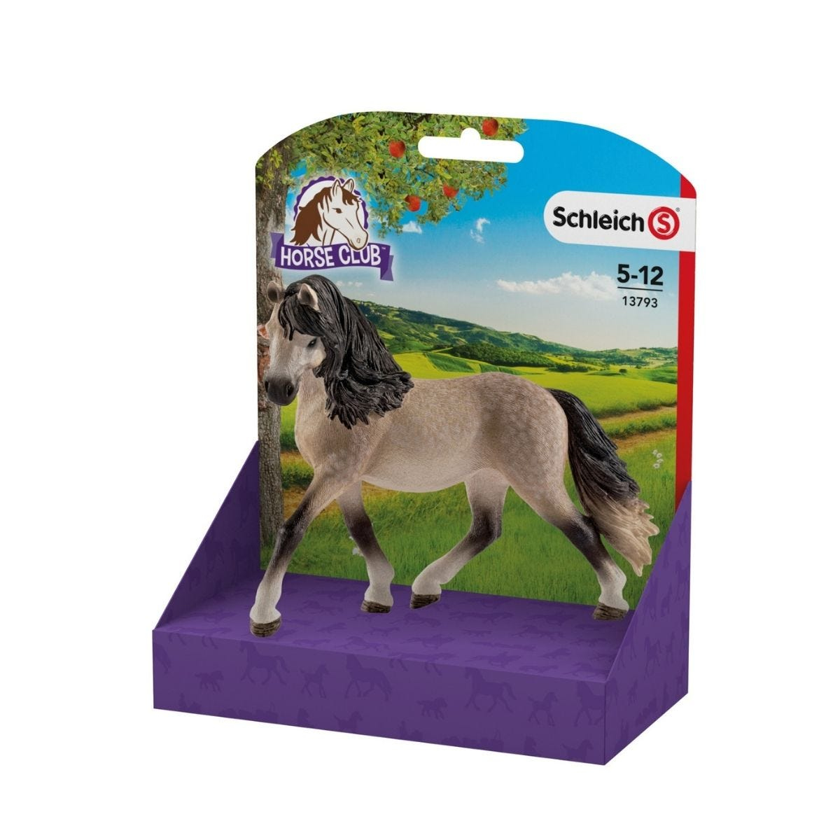 Ein Spielzeugpferd in der Verpackung. Das Pferd ist beige mit schwarzer Mähne. Grüner Feldfeldhintergrund.