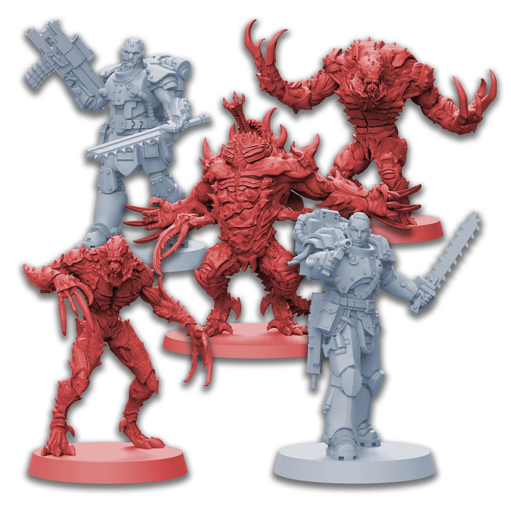 Fünf Miniaturen: zwei Soldaten und drei Monster, auf roten und grauen Sockeln, auf weißem Hintergrund.