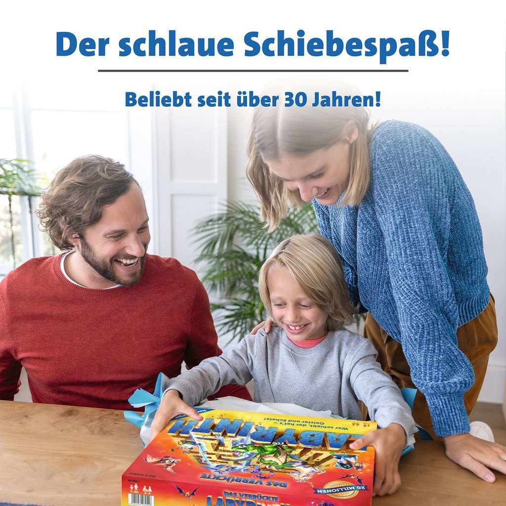 Eine Familie sitzt um einen Tisch und betrachtet ein Brettspiel, mit Text über ihnen.