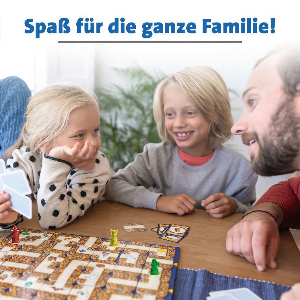 Drei Leute spielen ein Brettspiel und lächeln. Das Brettspiel ist sichtbar.